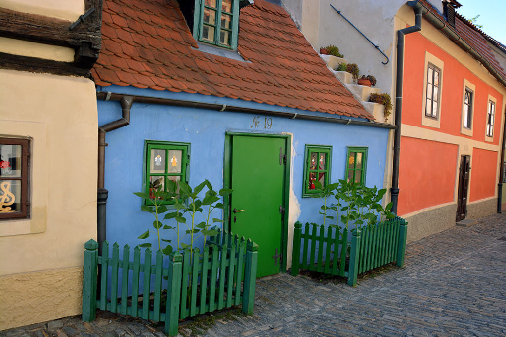 Die Häuser im Goldenen Gässchen in Prag sind winzig