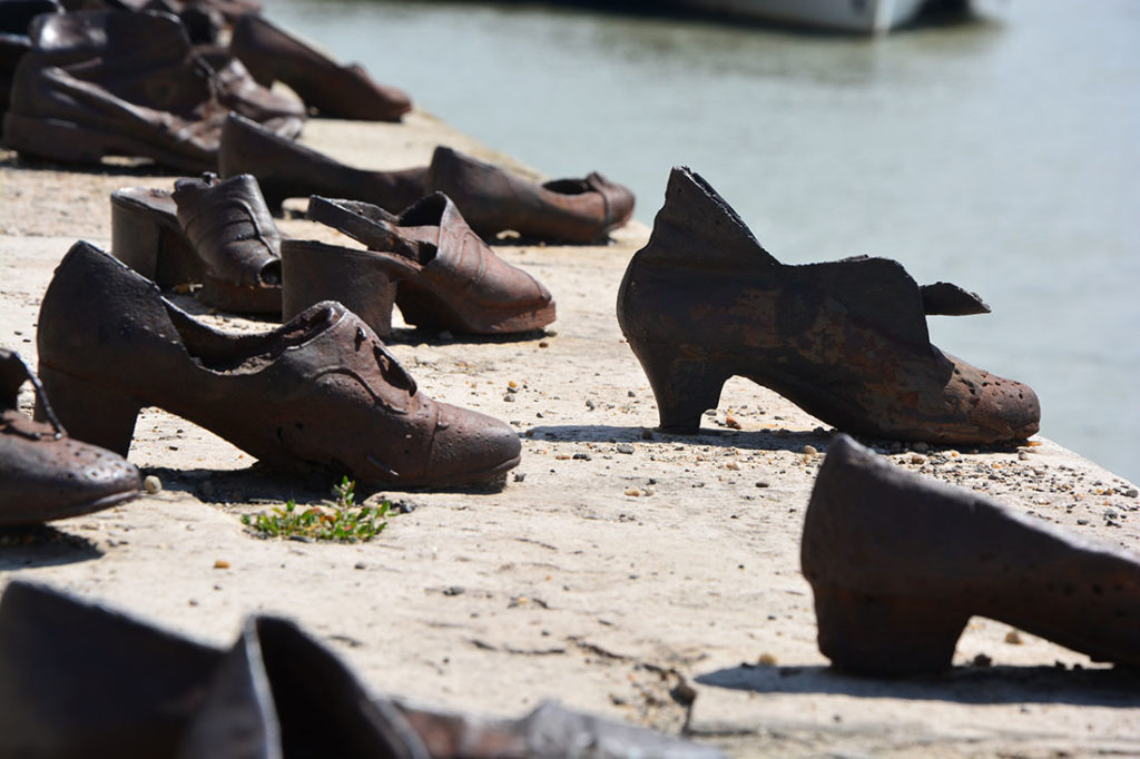 Das Mahnmal "Schuhe am Donauufer"