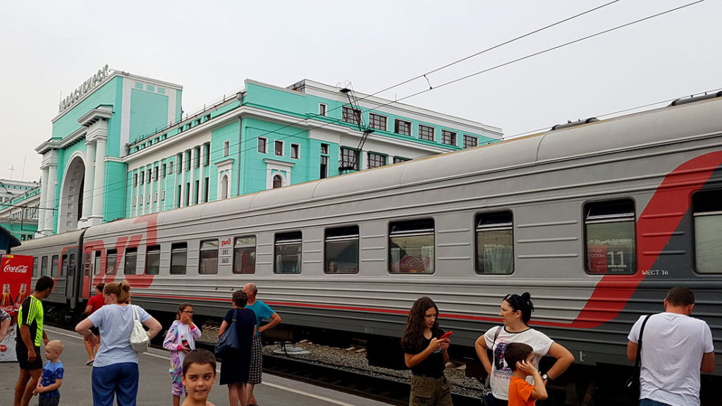 Zug am Bahnhof in Nowosibirsk