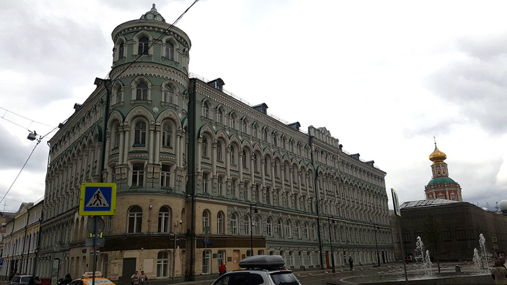 Gebäude mit Runderker in Moskau