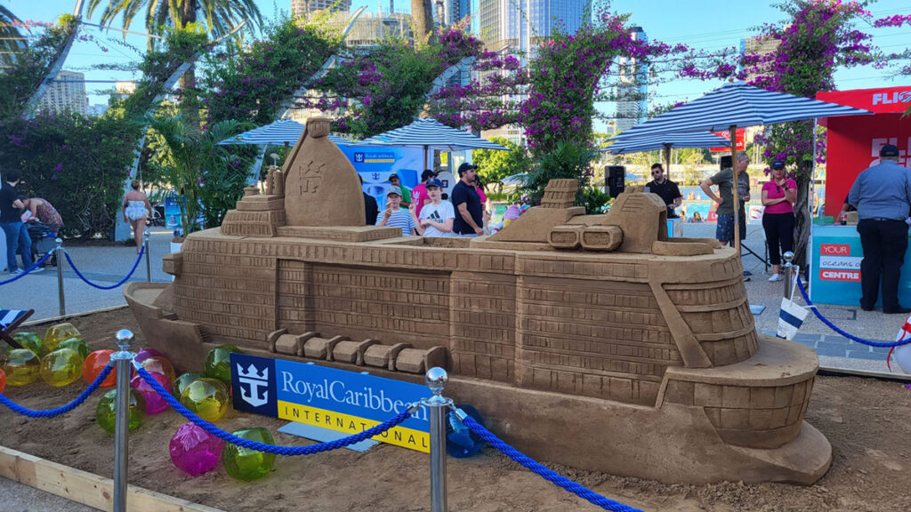 Ein Kreuzfahrtschiff aus Sand