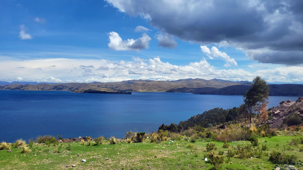 Der See liegt zwischen Bolivien und Peru