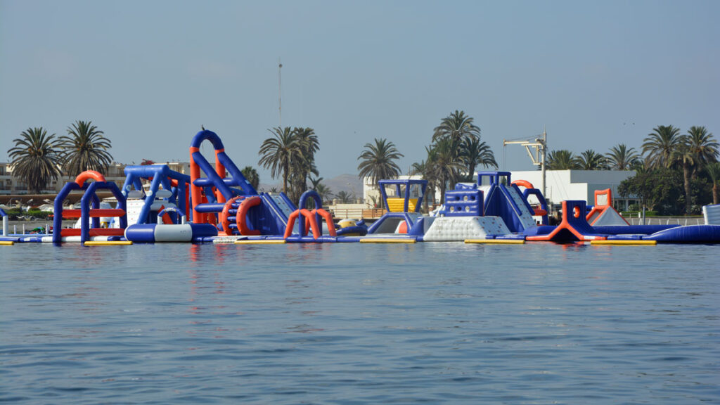 Rutschenvergnügungspark am Strand